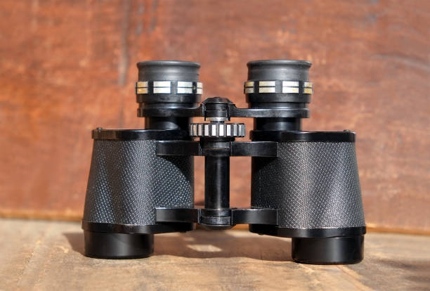 antiguos prismáticos de color negro del prisma sobre fondo de madera closeup - binoculars watching optical instrument closed fotografías e imágenes de stock