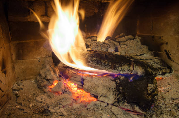 огонь горящий огонь - furnaces rheem стоковые фото и изображения