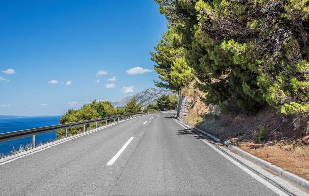 istock Asphalt highway in a sunny day 824328014