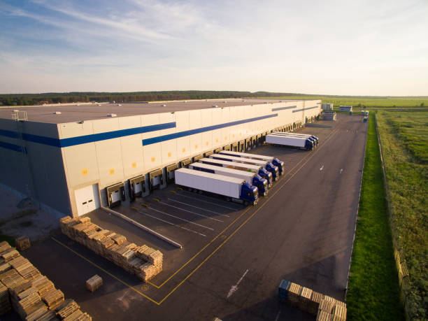 distribution warehouse with trucks of different capacity - road top view imagens e fotografias de stock