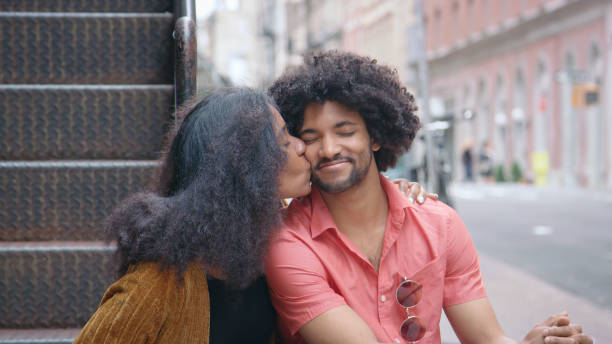 portrait d’un couple afro-américain attrayant s’embrasser dans la ville - couple black american culture kissing photos et images de collection