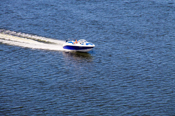 모터 보트 드니프르 강에 떠 있는 - sailing motorboating speedboat racing nautical vessel 뉴스 사진 이미지