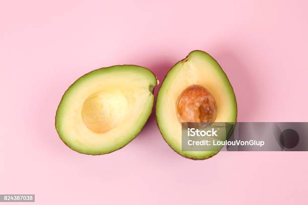 Roze Avocado Stockfoto en meer beelden van Avocado - Avocado, Groente, Gekleurde achtergrond