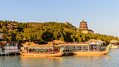 traditionelle-chinesische-boote-auf-dem-kunming-see-im-sommer-palast-komplex-eine-kaiserliche.jpg?b=1&s=170x170&k=20&c=0ZzF62g6HjOvSRU-gVj3B1V39z22pjXCorg2LEKnXVU=