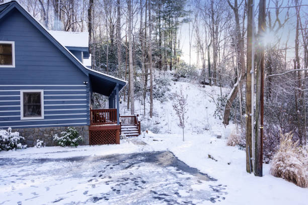 istock Cabin in the Snow 824408224