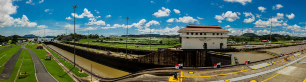 zamki miralflores nad kanałem panamskim - panorama - panama canal panama canal industrial ship zdjęcia i obrazy z banku zdjęć