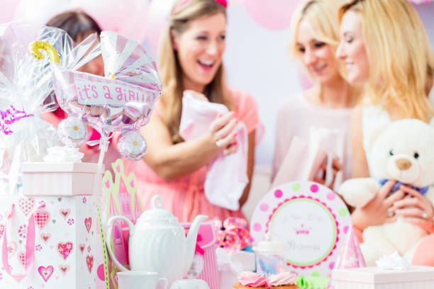 i migliori amici alla festa per baby shower che celebra - gift mother women baby shower foto e immagini stock