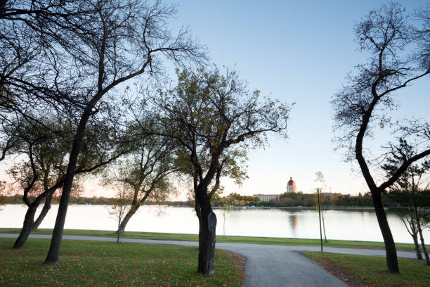 wascana centre park regina saskatchewan kanada - wascana lake stock-fotos und bilder