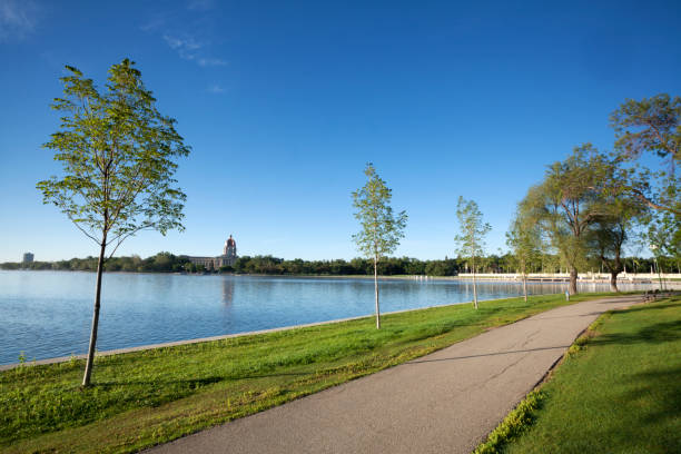 центр wascana парк регина саскачеван канада - wascana lake стоковые фото и изображения