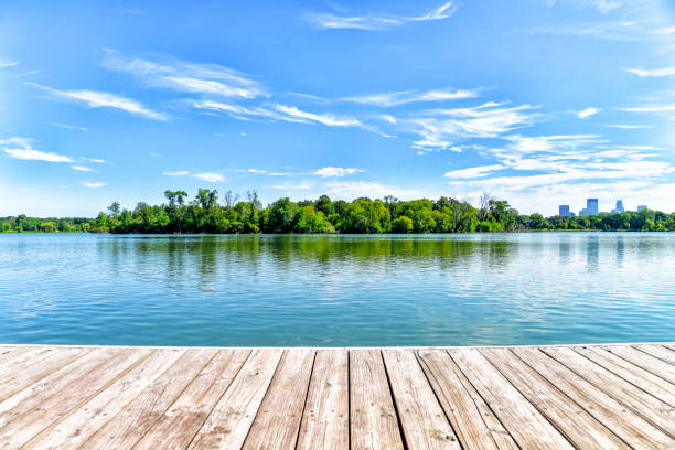 湖の都市 - ミネアポリスで湖の上のドックします。 - lake ストックフォトと画像