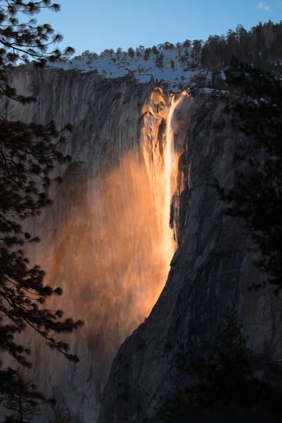 yosemite firefall (caída de cola de caballo) - yosemite national park winter waterfall california fotografías e imágenes de stock
