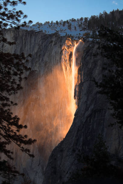 firefall (queda de cavalinha) yosemite - yosemite national park winter waterfall california - fotografias e filmes do acervo