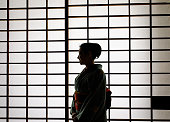和室で着物を着て日本の女性