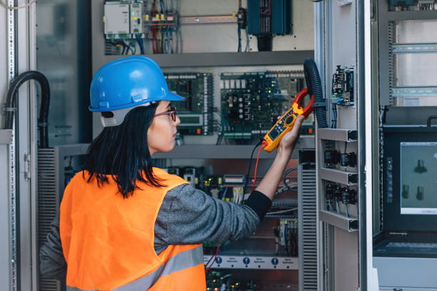 ingeniero de mantenimiento de hembra joven pruebas de voltaje con el multímetro digital - inspector safety construction reflective clothing fotografías e imágenes de stock