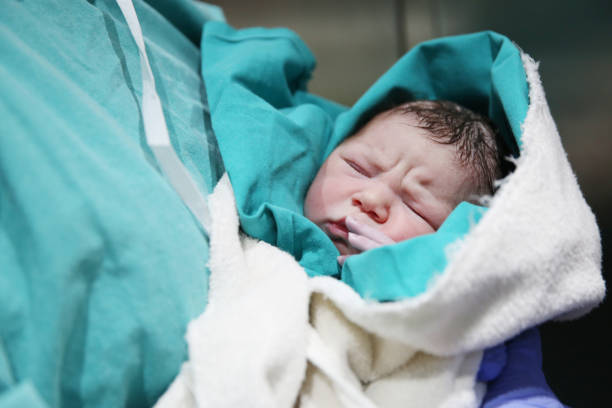 recién nacido - cesarean fotografías e imágenes de stock