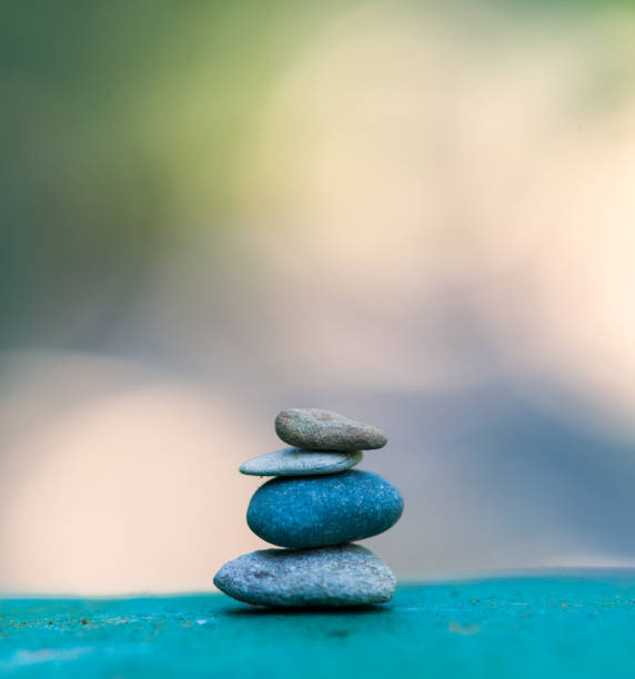 돌 탑입니다. 선 돌 - stone balance zen like nature 뉴스 사진 이미지