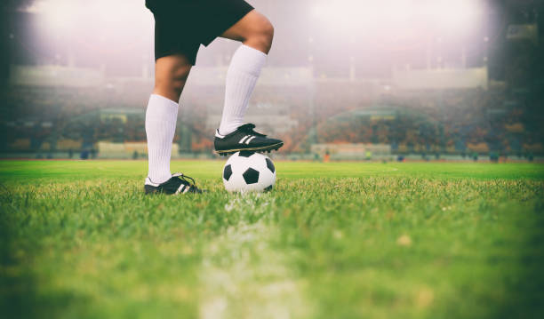 jugador de fútbol o fútbol pie con bola en el campo para tiro el fútbol bola suave enfoque y enfoque selectivo sobre la hierba - soccer kicking ball the fotografías e imágenes de stock