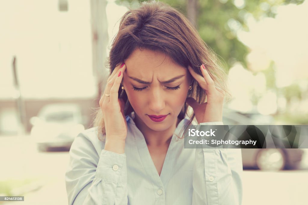 betonte traurige junge Frau, die im Freien stehen. City Life-Style-stress - Lizenzfrei Höhenangst Stock-Foto