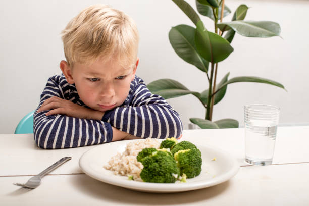 소년 그의 채소를 먹고 싶지 않 - childrens food 뉴스 사진 이미지