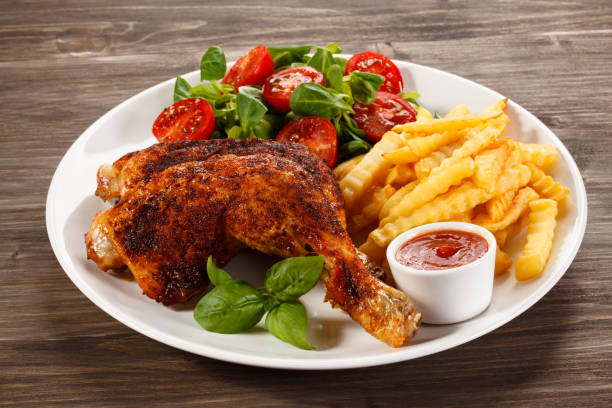grilled chicken legs with chips and vegetables - grilled chicken barbecue chicken chicken leg chicken imagens e fotografias de stock