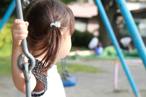 Photo of Japanese girl on the swing (2 years old)