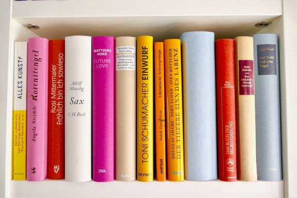 regale gefüllt mit neuen büchern - book book spine in a row library stock-fotos und bilder