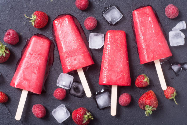 istock Colorful homemade popsicle 824630954