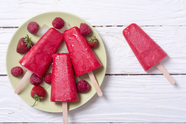 istock Colorful homemade popsicle 824630964