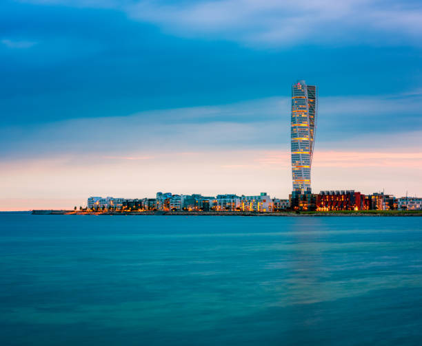 horizonte de malmo de suecia con el famoso edificio de torso torneado - oresund escandinavia fotografías e imágenes de stock