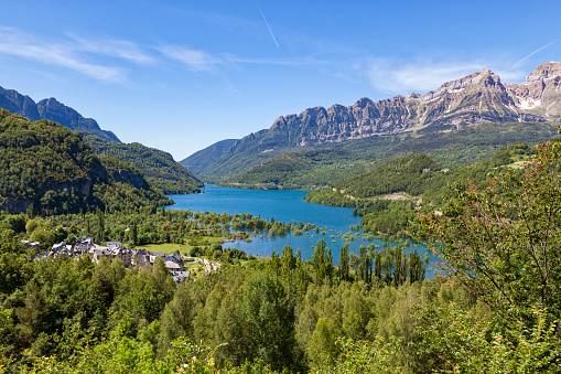 Cordillera y el lago en los Pirineos españoles photo