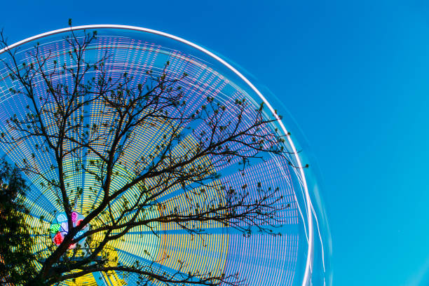 高速回転するアトラクション遊園のぼやけ動き。観覧車の背景 - ferris wheel wheel blurred motion amusement park ストックフォトと画像