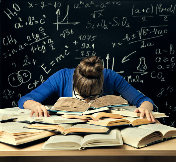 student hard study, zmęczona znudzona kobieta czytaj książki nad tablicą formuł matematycznych, trudna edukacja - student sleeping boredom college student zdjęcia i obrazy z banku zdjęć