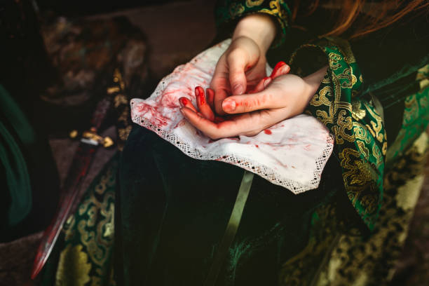 reina de jengibre cerca del castillo - blood human hand women murder fotografías e imágenes de stock