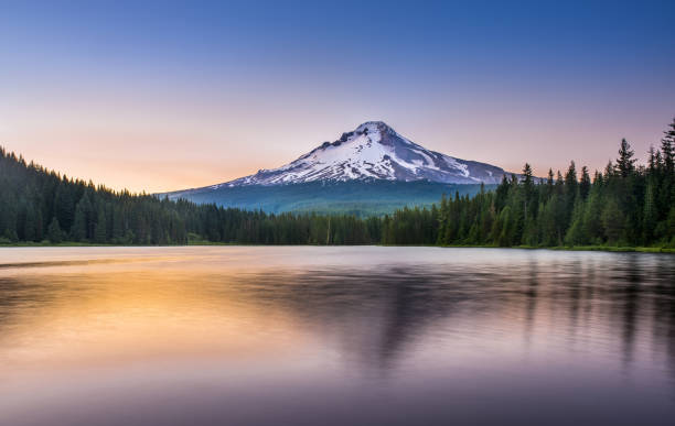 tramonto sul lago trillium - mt hood national park foto e immagini stock