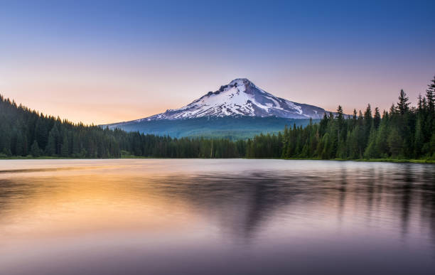 zachód słońca nad jeziorem trillium - góra hood zdjęcia i obrazy z banku zdjęć