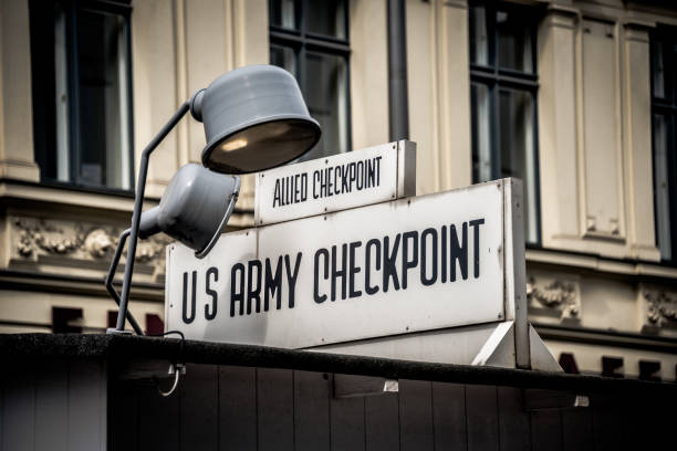 체크포인트 찰리 (checkpoint charlie - west berlin 뉴스 사진 이미지