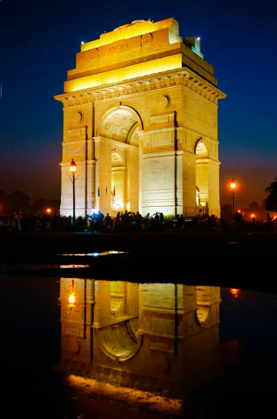 puerta de la india en nueva dehli al atardecer - vertical gateway to india famous place travel destinations fotografías e imágenes de stock