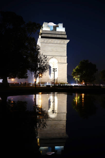 puerta de la india en nueva dehli al atardecer - vertical gateway to india famous place travel destinations fotografías e imágenes de stock