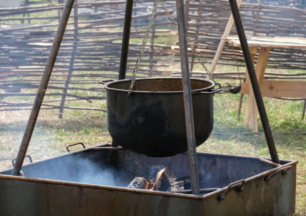 großen topf zum kochen auf dem feuer - rainer barzel stock-fotos und bilder