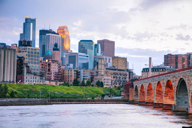 Downtown Minneapolis, Minnesota at night time Downtown Minneapolis, Minnesota at night time as seen from the famous stone arch bridge minnesota stock pictures, royalty-free photos & images