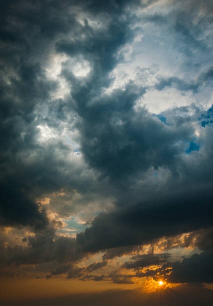 Puesta de sol en el cielo nublado - foto de stock