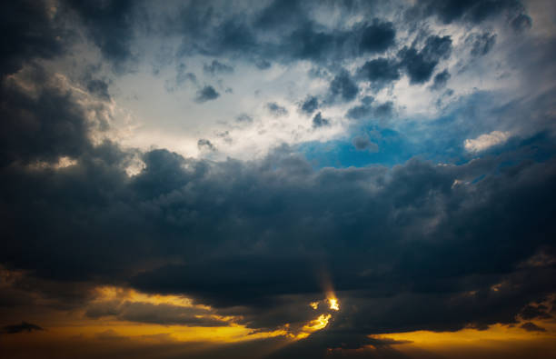 Nuage de pluie sur le coucher de soleil - Photo