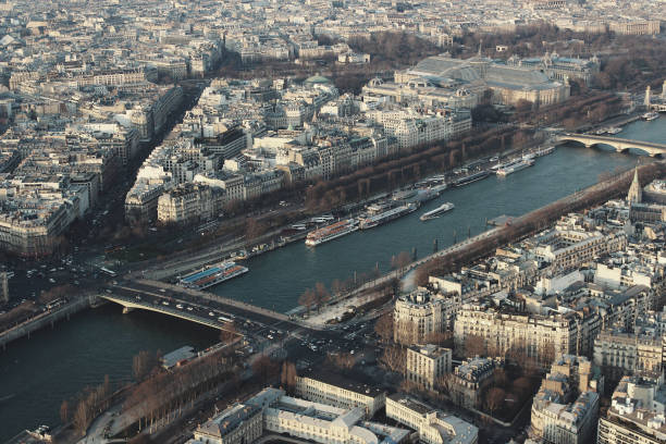 istock PARIS: VIEW OF RIO SENA 824687710