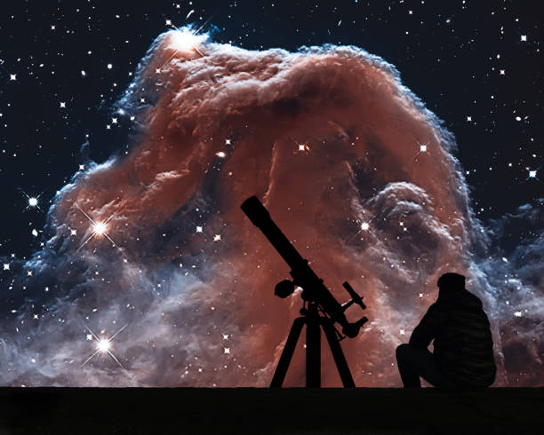 星を見て望遠鏡を持つ男。オリオン (ザ ・ ハンター) の方角に馬頭星雲 - horsehead nebula ストックフォトと画像