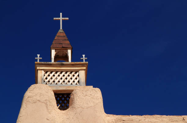 историческая католическая церковь в лас-трампас - ranchos de taos стоковые фото и изображения