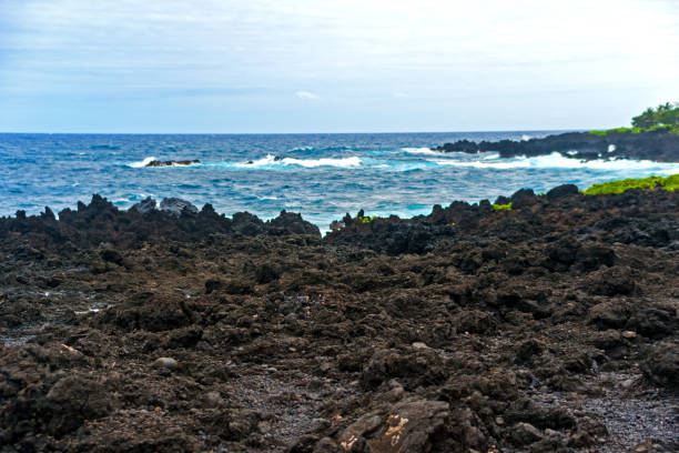 пляж с черным песком, остров мауи - black sand beach hawaii islands maui стоковые фото и изображения