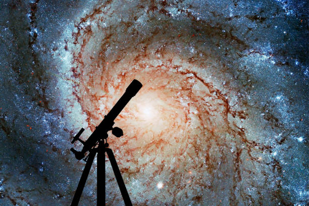 sfondo spaziale con silhouette del telescopio. galassia girandola messier 101 / m101 nella costellazione dell'orsa maggiore - h major foto e immagini stock