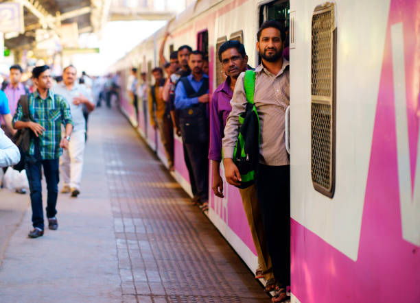 pessoas viajando no trem em mumbai, índia locais - bombaim - fotografias e filmes do acervo