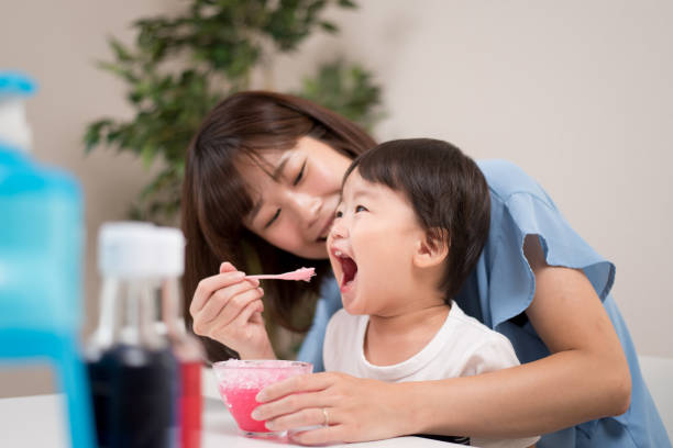 hot summer image of mother and child - japanese maple imagens e fotografias de stock