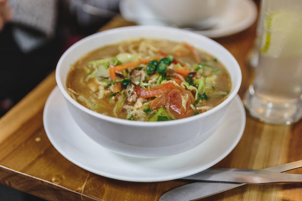 thukpa è una zuppa di noodle tibetana, che ha avuto origine nella parte orientale del tibet. amdo thukpa è una variante famosa tra i tibetani a lachen. sikkim settentrionale, india. - sikkim foto e immagini stock